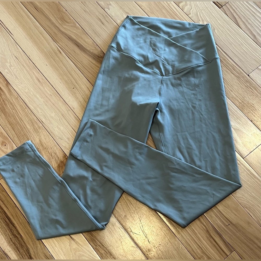 Pink Lily Stylish Workout Athletic Leggings - women’s size medium